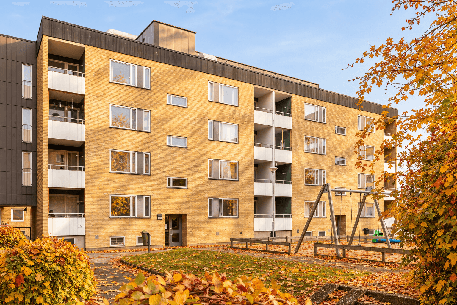 Innergård höstig.png